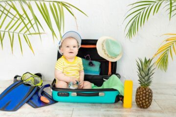 Bebé en una maleta para viajar